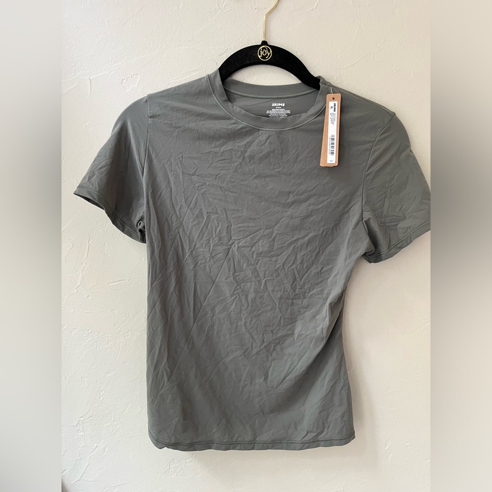 🩶SKIMS FITS EVERYBODY T-SHIRT IN GUNMETAL M
